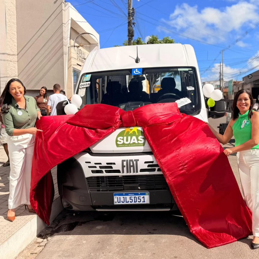Prefeita Aize Bezerra entrega van adaptada e reforça assistência social em João Câmara