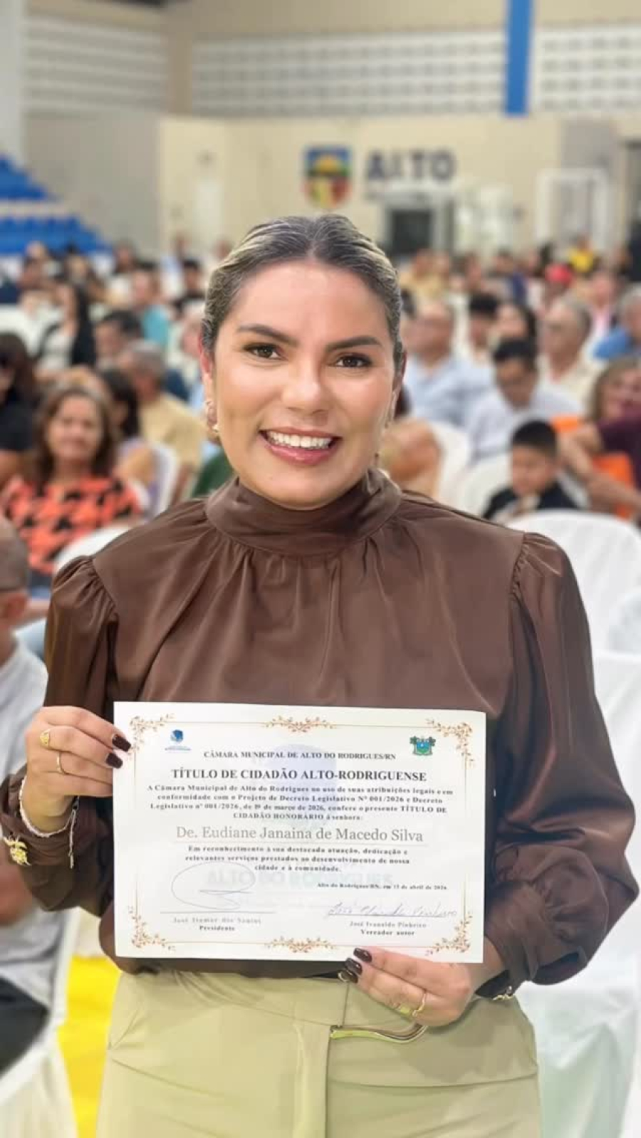 Eudiane Macedo é homenageada com título de cidadã alto-rodriguense
