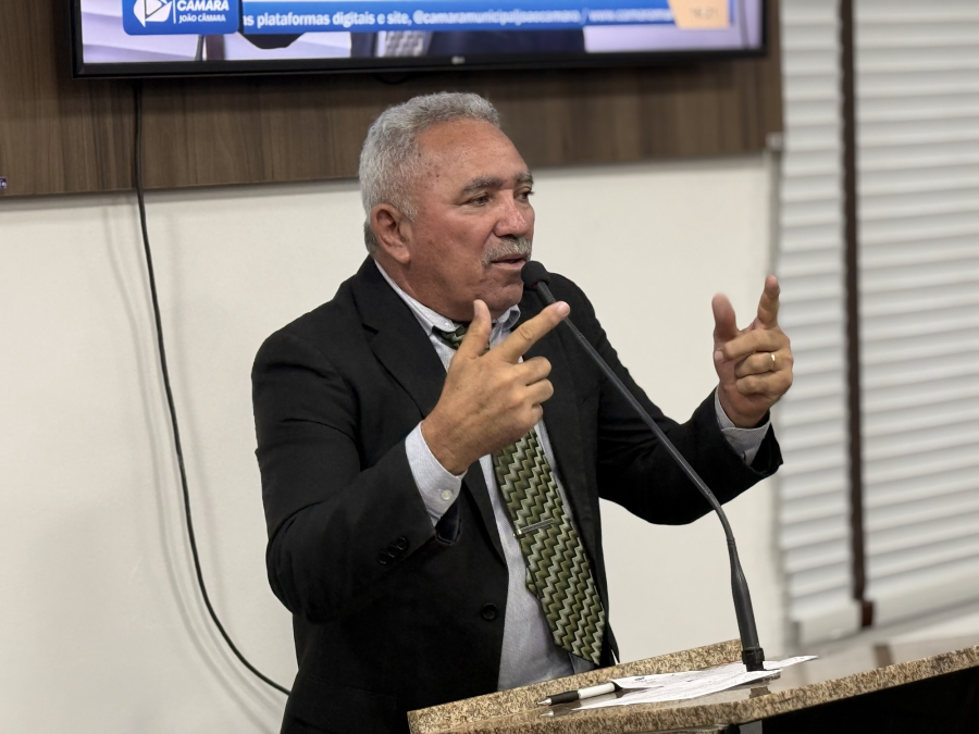 Mestre Raimundo dispara críticas ao ex-prefeito Maurício Caetano durante sessão na Câmara.