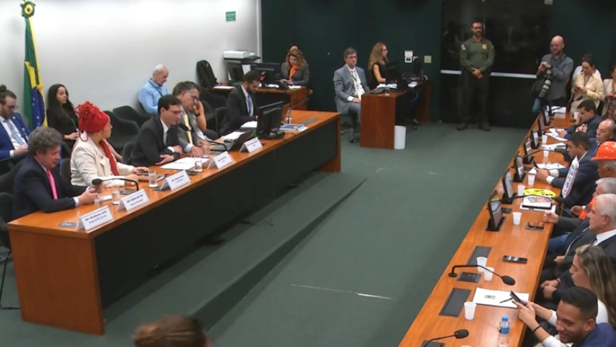 PEC que prevê fim da escala 6×1 avança na Câmara e propõe jornada de 40 horas semanais