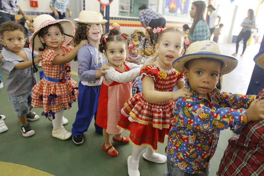 Escolas mantêm viva a tradição junina com atividades culturais e pedagógicas.