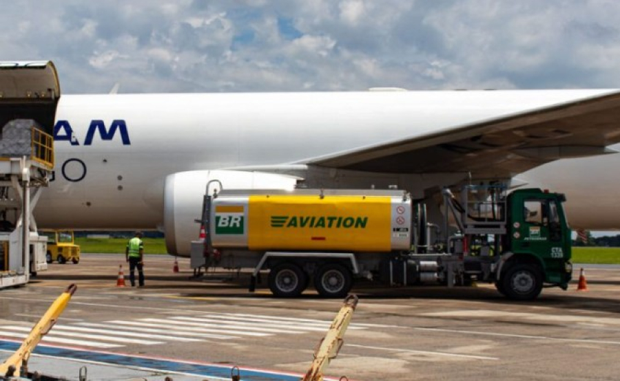 Alta do combustível de aviação pressiona companhias aéreas e pode impactar preço das passagens
