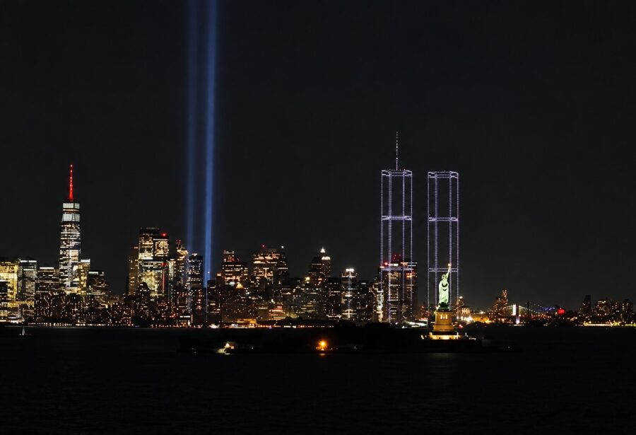 Drones recriam Torres Gêmeas no céu de Nova York em homenagem aos 25 anos do 11 de Setembro
