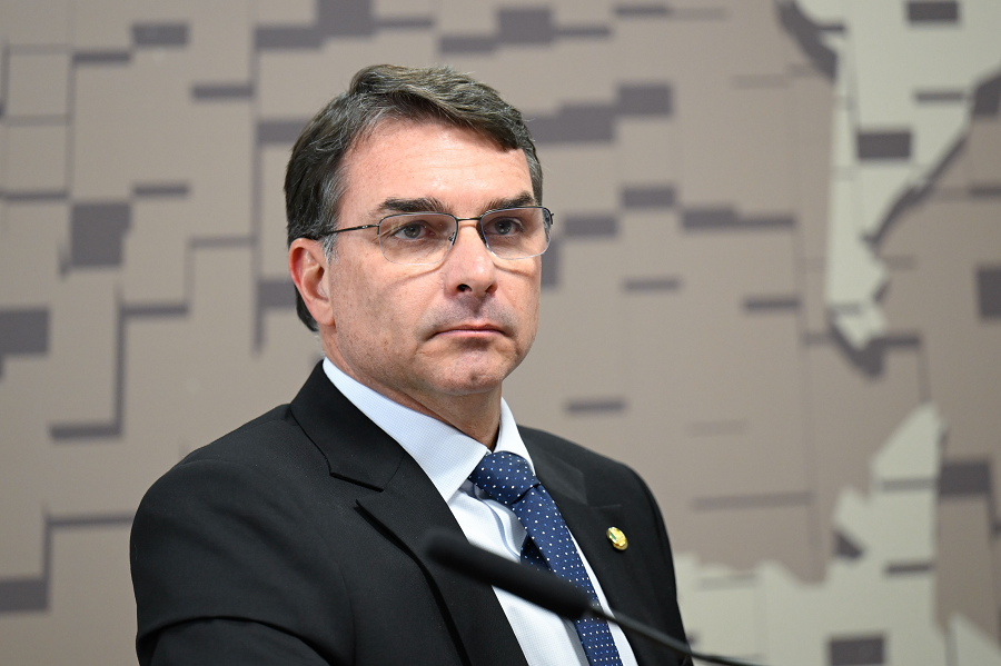 Flávio Bolsonaro perderá mandato eletivo após 24 anos de trajetória política