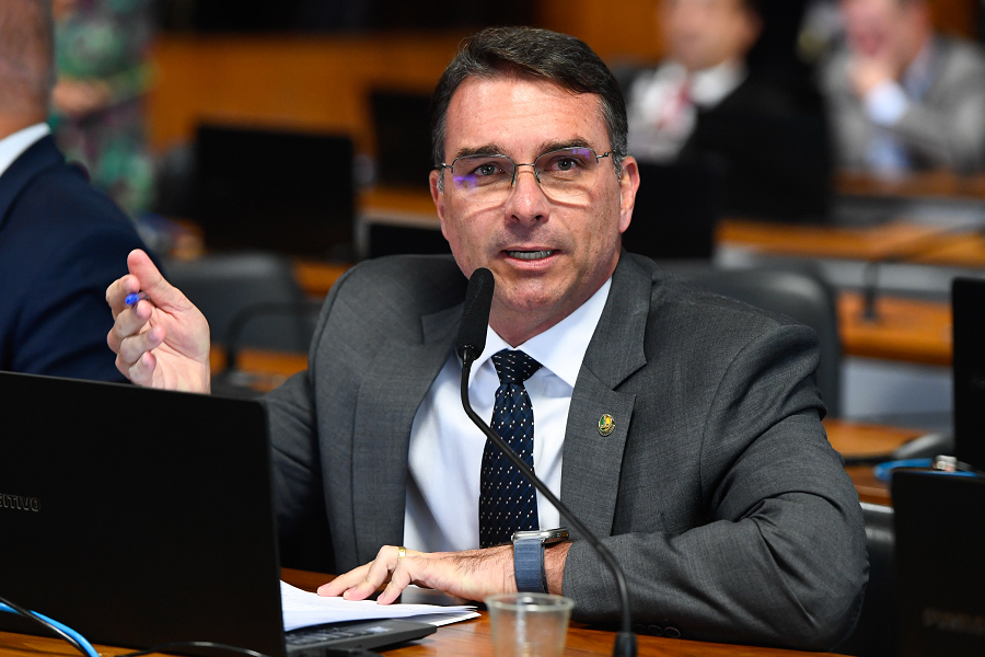 Após derrota eleitoral, Flávio Bolsonaro deixa o Brasil e tem entrada na Argentina confirmada