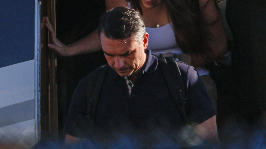 Flávio Bolsonaro contesta resultado eleitoral, agradece a Trump e Milei e promete comandar oposição dos EUA